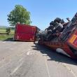 Tirul s-a răsturnat în ieri după-amiază pe drumul european 85, în zona localității Românești