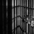 Au intrat în garsoniera unei tinere, au lăsat-o fără mai multe bunuri și au ajuns în arest