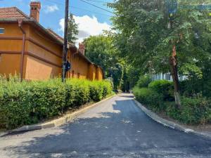 Stradă din zona centrală a Sucevei, reabilitată cu covor asfaltic inclusiv la nivelul trotuarelor și aleilor