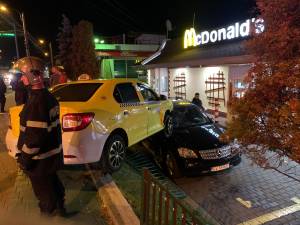 Accident în sensul giratoriu din centrul Sucevei. Un taxi a plonjat peste o mașină aflată la McDrive