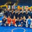 Antrenorul Valerică Gherasim în mijlocul sportivilor pe care-i pregătește la lotul național