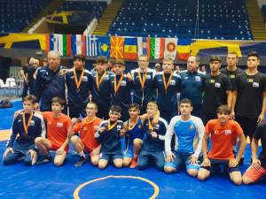 Antrenorul Valerică Gherasim în mijlocul sportivilor pe care-i pregătește la lotul național