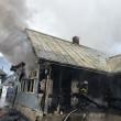 O bătrână a suferit arsuri în timp ce încerca să oprească focul care i-a distrus casa