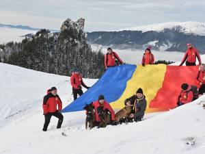 Niculai Barbă i-a însoțit pe salvamontiștii suceveni pe vârful Rarău pentru a arbora Drapelul Național