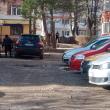 Un teren mocirlit, ocupat de mașini, „spațiul verde” pentru protejarea căruia s-au strâns semnături de la o parte din locuitorii din zona Pieței George Enescu