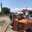 Trenul Putna – Suceava a acroșat un utilaj de decopertat asfaltul