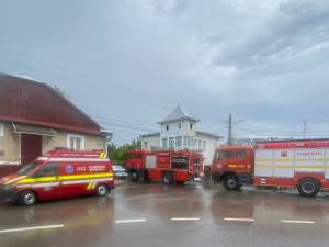 Incendiu la o casă lovită de fulger, în Suceava