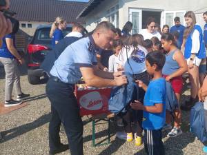 O sută de ghiozdane pentru copii defavorizați din două sate sucevene O sută de ghiozdane pentru copii defavorizați din două sate sucevene