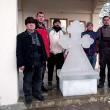 Altarul crucii de gheață de Bobotează și făuritorii lui, pompierii voluntari bosânceni