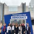 Tineri din grupul de inițiativă Panaci, prezenți la un eveniment cultural la Bruxelles
