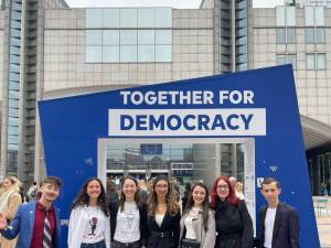 Tineri din grupul de inițiativă Panaci, prezenți la un eveniment cultural la Bruxelles
