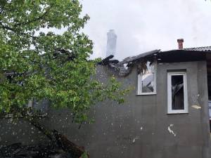 Casă afectată grav de un incendiu izbucnit la acoperiș