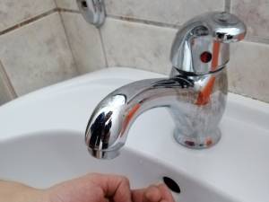 Furnizarea apei potabile, întreruptă luni pe trei străzi din zona centrală a Sucevei