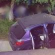 Un șofer de 69 de ani a intrat violent cu mașina în capul de pod de pe contrasens