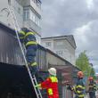 Un incendiu plecat de la un grătar a mistuit două garaje și a pus în pericol și un bloc de locuințe