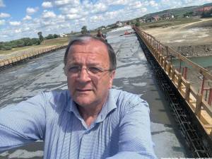 Președintele CJ Suceava dă asigurări că „în sfârșit se conturează pentru șoferi finalul coșmarului ocolirii podului de la Milișăuți”