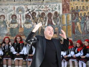 Actorul Constantin Chiriac și-a potrivit cuvintele cu gesturile pline de emoție, într-un recital extraordinar de poezie religioasă, susținut la Mănăstirea Voroneț