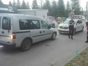 Fată de 7 ani, acroșată de o mașină în centrul orașului Dolhasca