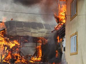 Flăcările au făcut prăpăd într-o gospodărie din Stulpicani