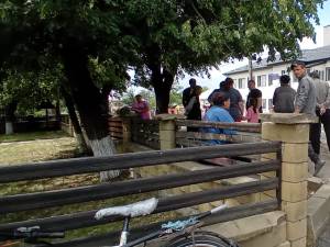 Localnicii din Bănești s-au răsculat după ce vacile acestora au primit interzis pe imașul satului
