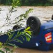 Un tânăr șofer a zburat cu mașina și s-a răsturnat în râul Bistrița