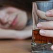 Poliția a forțat intrarea într-un bar din Fălticeni, unde unei eleve i s-a făcut rău. Suspiciuni de consum de alcool și chiar de droguri