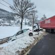 Prins fără permis după ce un șofer de vehicul greu a derapat și a intrat în el