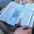 O Biblie în care se aflau 13.000 de lei, scăpată miraculos dintr-un incendiu