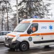 Ambulanță aflată în misiune, lovită de un șofer grăbit