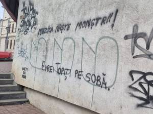 Doi tineri de 17 și 19 ani, frați, autorii mesajelor antisemite de pe clădiri din Suceava