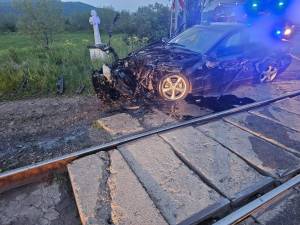Au scăpat fără leziuni după ce BMW-ul cu care se deplasau a fost acroșat de trenul Timișoara-Iași