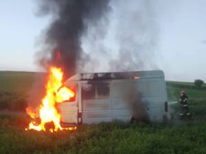 Un tânăr băut a dat foc unei mașini care i-a ieșit în cale