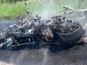 O motocicletă a luat foc pe DN 17