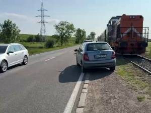 O mașină defectă, lăsată între șosea și calea ferată, a ținut pe loc trenul de Putna, care a întârziat 109 minute