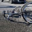 Un motociclist care a depășit o coloană de mașini a accidentat un biciclist de 68 de ani