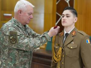 Prima româncă absolventă a Academiei „West Point”, fostă elevă a Colegiului Militar din Câmpulung Moldovenesc, a devenit oficial ofițer al armatei române
