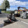 Un tractor și un autoturism s-au ciocnit puternic, iar cei doi conducători au fost răniți