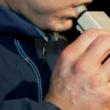 Un șofer care a intrat în gardurile a două case a recunoscut că a băut o jumătate de litru de votcă