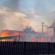 Un incendiu foarte puternic a distrus complet o întreagă gospodărie și a produs pagube și la doi vecini