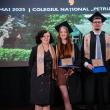 Cei doi șefi de promoție alături de conducerea liceului