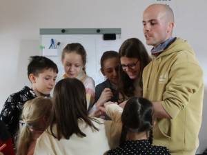 Ateliere creative pentru copii și adolescenți, în cadrul proiectului „Peripeții de Vară” cu Șerban Raia, la Câmpulung Moldovenesc