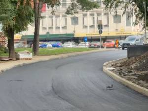 Stratul de uzură, turnat pe strada Ștefan Dracinschi, la care se lucrează din mai