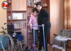 Merge singură cu ajutorul unui cadru metalic, după ce 15 ani a stat ţintuită într-un scaun cu rotile