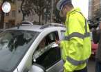 Poliţiştii, în colaborare cu Auto Mitric, le-au oferit flori femeilor de la volan