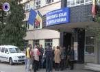Circa 30 de profesori de la şcolile din Herla şi Slatina au refuzat să intre la ore şi au pichetat Inspectoratului Şcolar pentru a-şi primi salariile