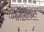 Sute de elevi ai Şcolii „Miron Costin” au dansat „Happy”, în semn de solidaritate pentru copiii cu dizabilităţi