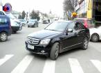 Maşini parcate în bătaie de joc, la tot pasul în Suceava, în ciuda acţiunilor Poliţiei Locale