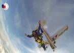 O femeie cu dizabilităţi a sărit în tandem cu paraşuta de la 3.000 de metri altitudine