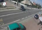 Mopedist „încălecat” de maşina condusă de un şofer neatent