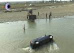 A căzut cu mașina în râul Suceava
